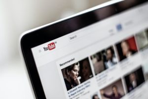 jak legalnie użyć muzyki w filmie youtube