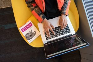 ile zarabia programista python - zarobki python developer