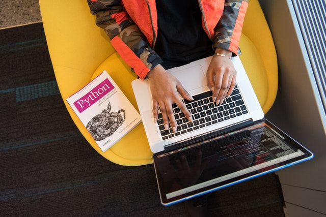ile zarabia programista python - zarobki python developer
