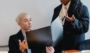 wspólnik spółki jawnej świadczenie postojowe z zus