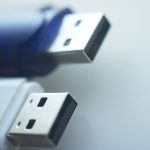 Sprzedaż pendrive’ów a rejestracja do VAT