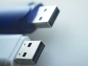 Sprzedaż pendrive’ów a rejestracja do VAT