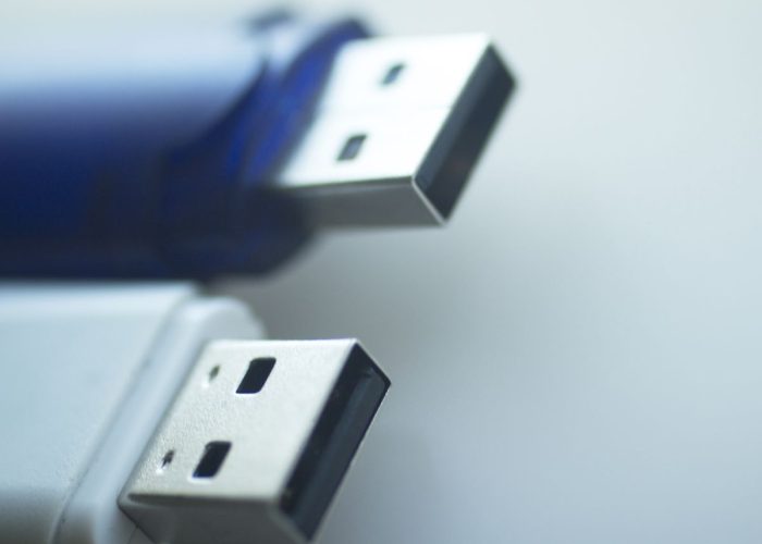 Sprzedaż pendrive’ów a rejestracja do VAT